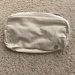 BNWT lululemon everywhere belt bag in white opal